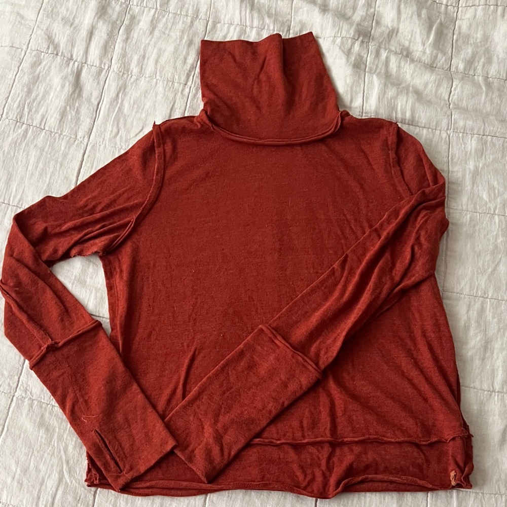 Free People “we the free” turtuleneck knit long sleeve shirt.